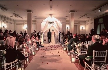 Novios en altar preparado en el Salón Pueyrredón del Palacio San Miguel